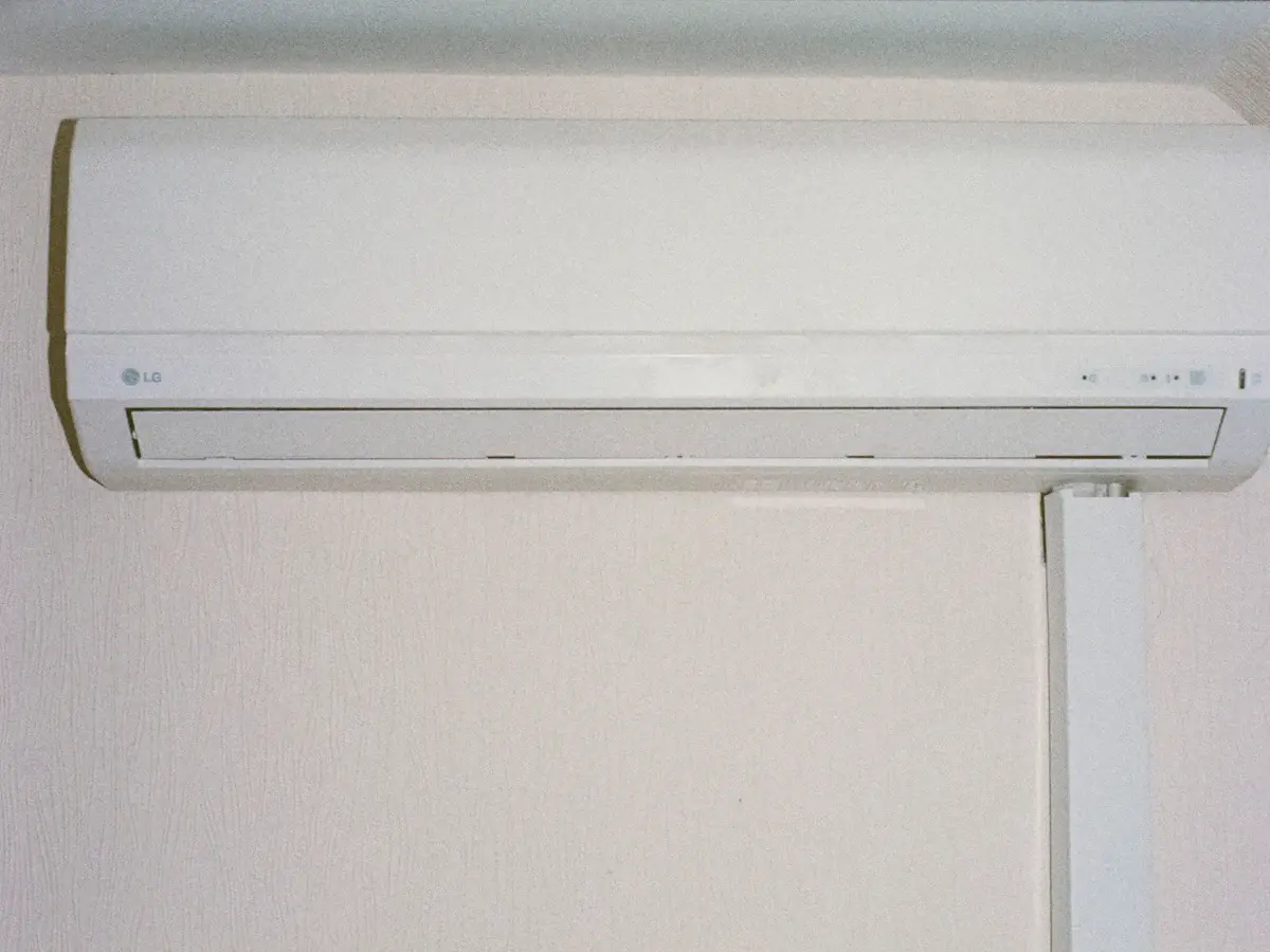 Witte airco-binnenunit aan de muur